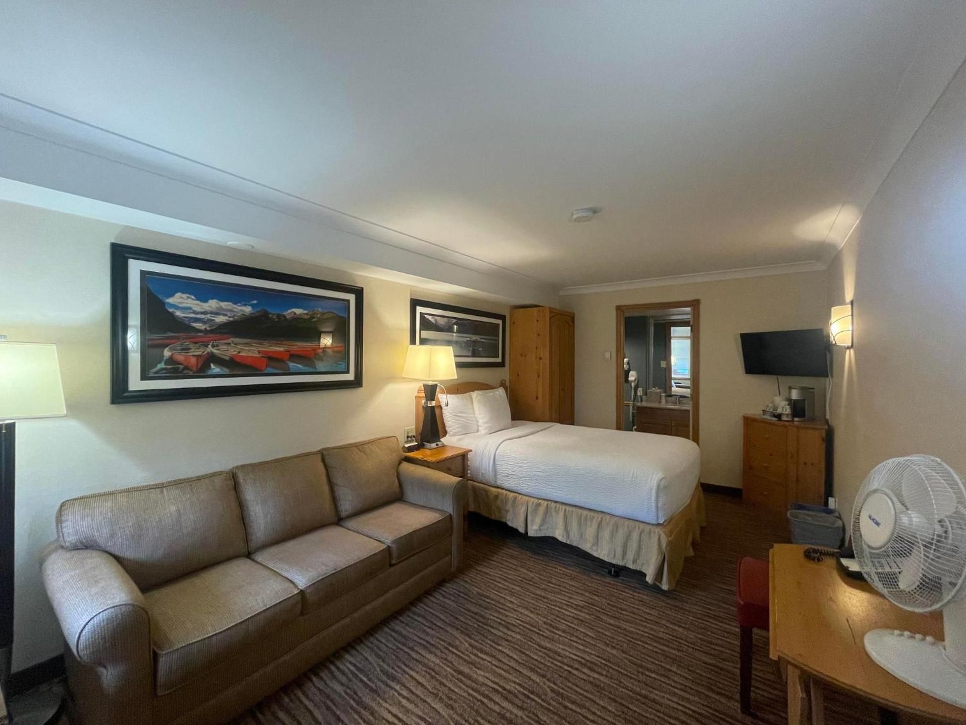 Lake Louise Inn Standard Room with One Double Bed, One pull out sofa 2