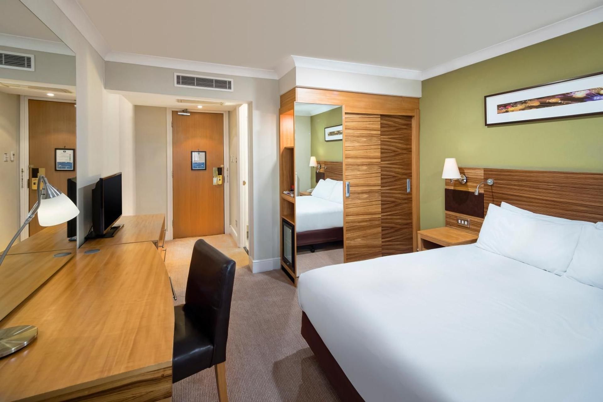 1 Queen Bed Standard
