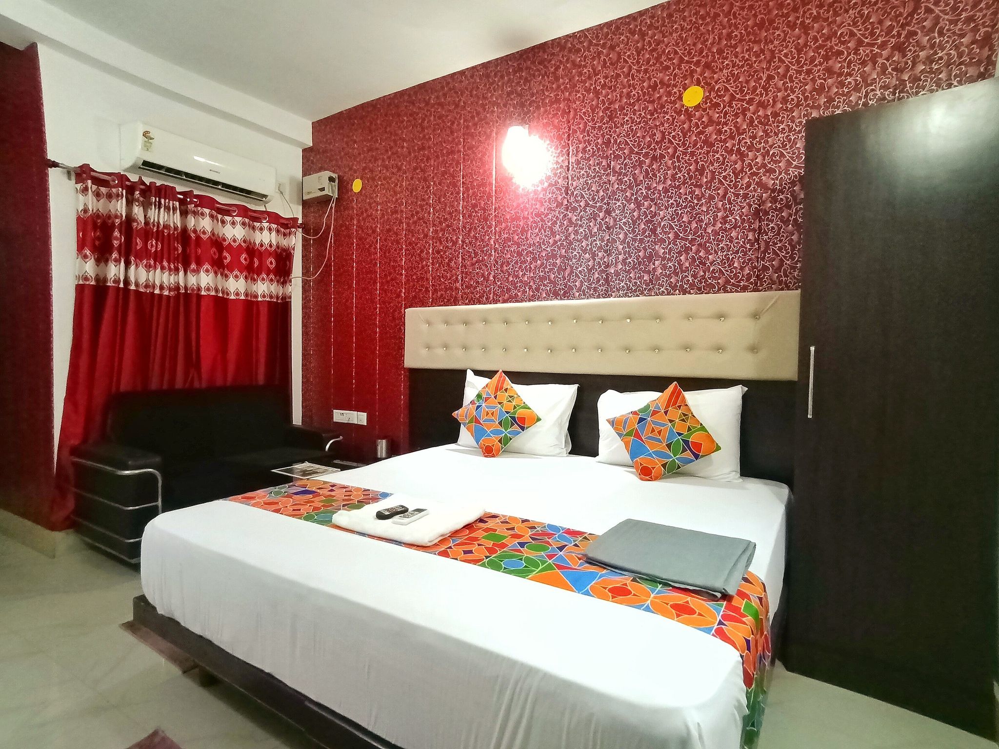 EXECUTIVE ROOM
