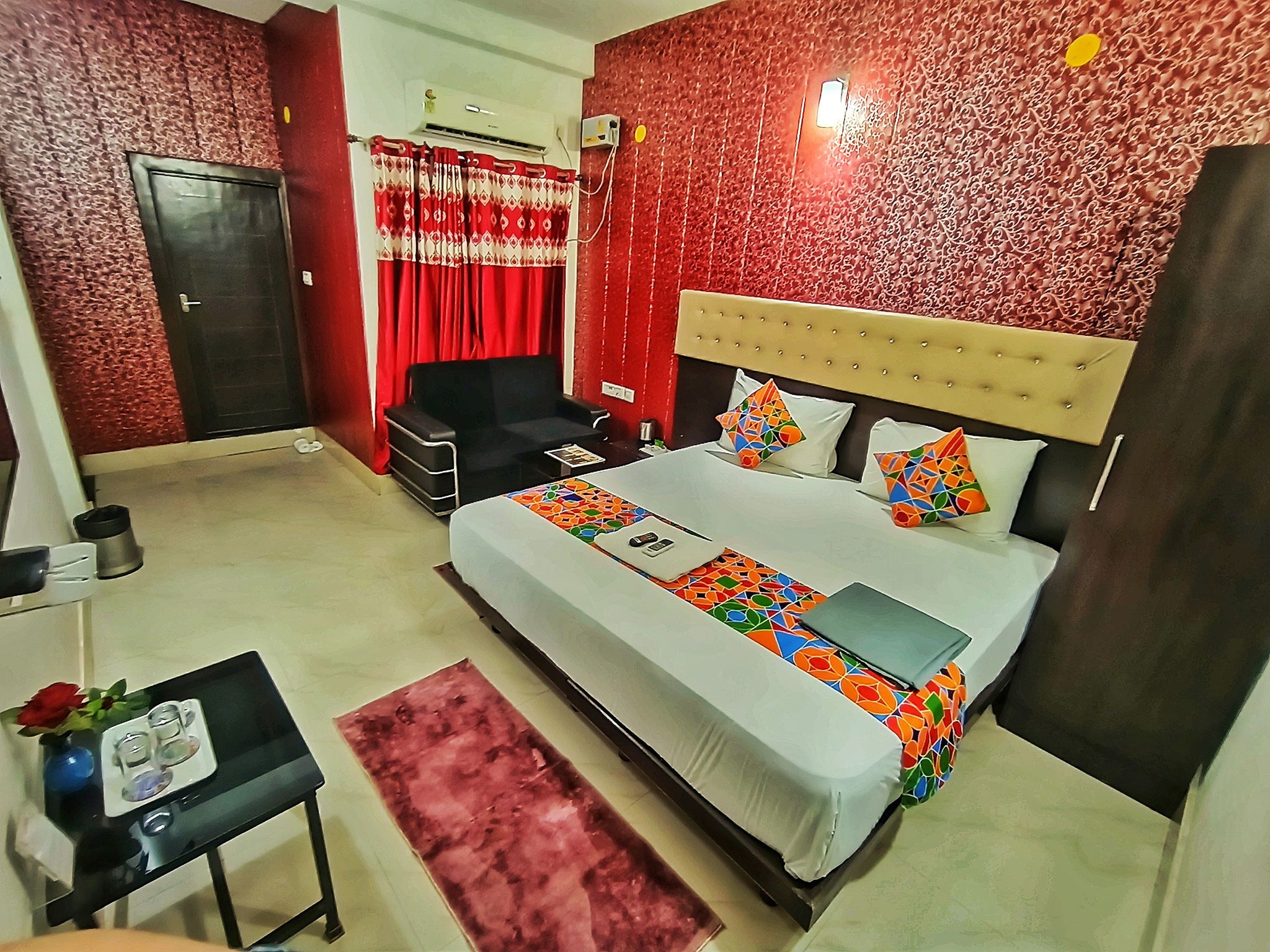 EXECUTIVE ROOM