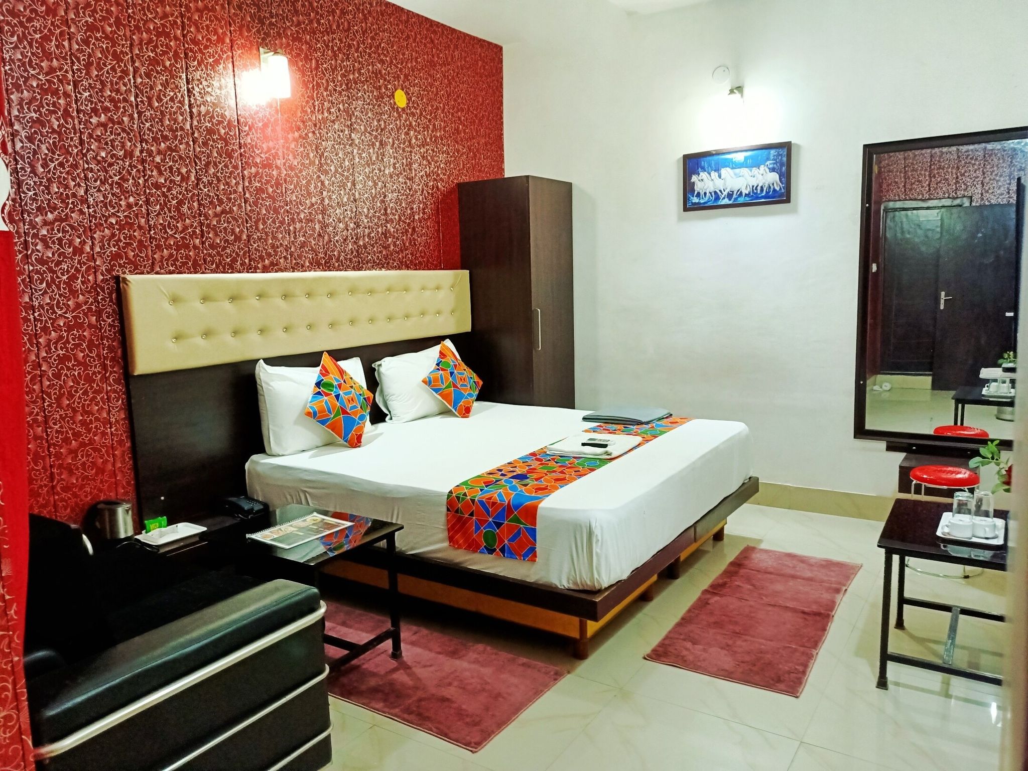 EXECUTIVE ROOM
