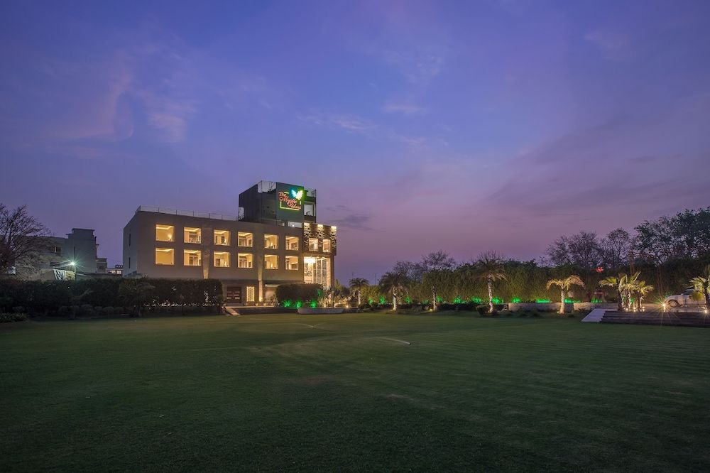 undefined Hotel The Mystic Palms 2