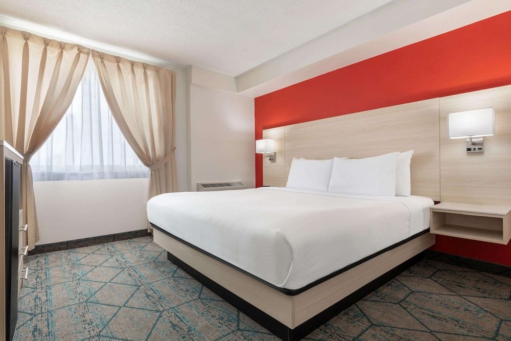 Suite, 1 Bedroom, Non Smoking (First Floor, Patio Door)