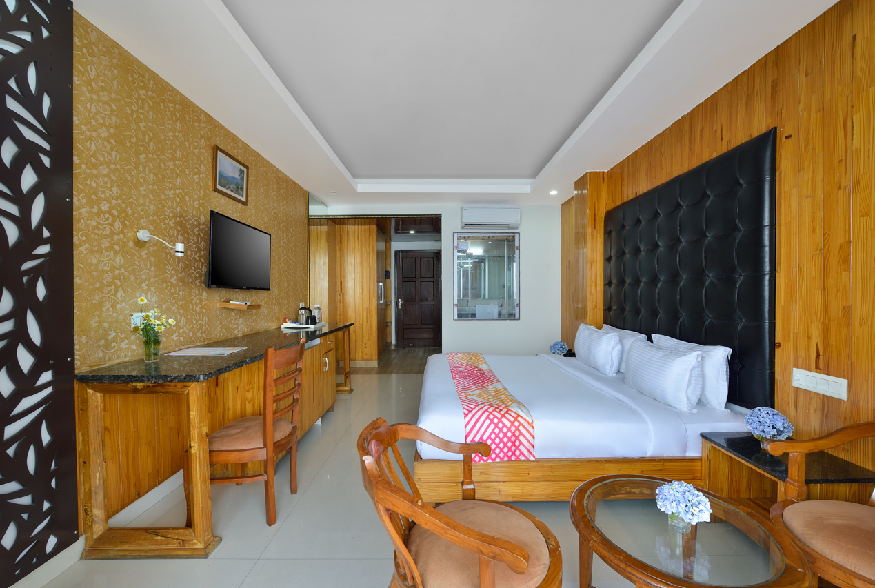 Ginger Lansdowne, Mall Road D-Luxe King Room with Balcony 4