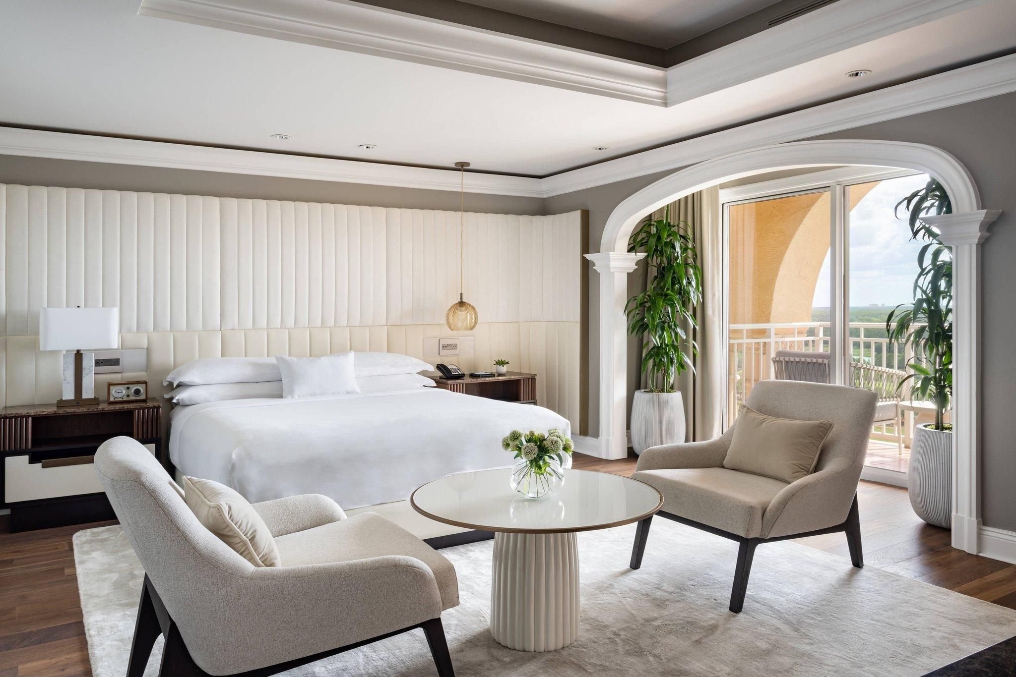 Family Presidential Suite, Club lounge access, 1 Bedroom Presidential Suite, 1 King, Pool view