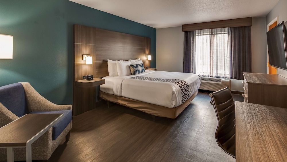 Best Western Plus Champaign/Urbana Inn Standard Room, 1 King Bed, Non Smoking, Refrigerator & Microwave 3