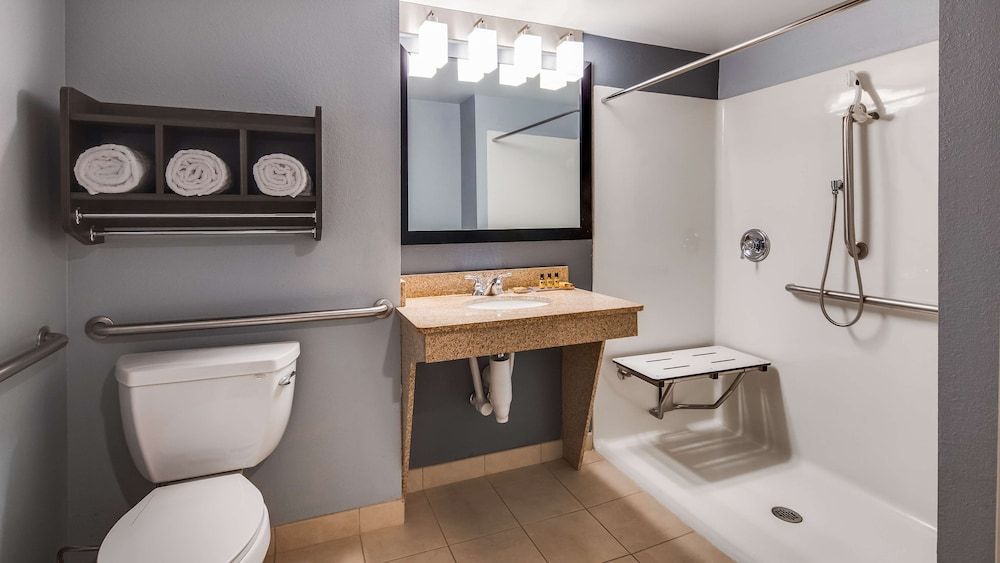 Best Western Plus Champaign/Urbana Inn Standard Room, 1 King Bed, Accessible, Refrigerator & Microwave 4