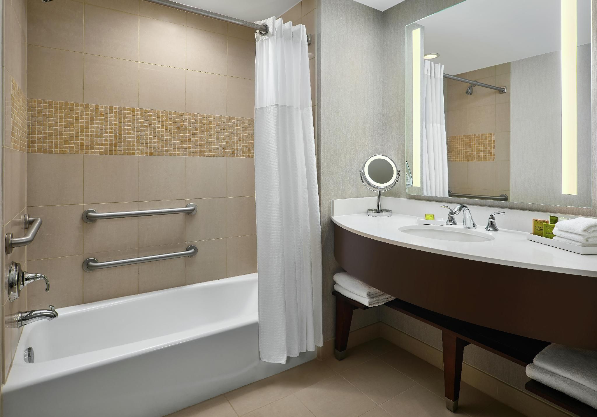 Signia by Hilton Orlando - An Official Walt Disney World® Hotel 2 QN MOBILITY ACCESSIBLE W/ BATHTUB 2