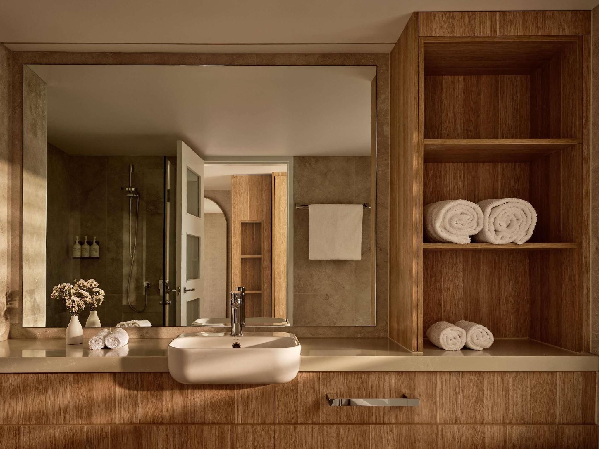 Terrace Suite, 1 King Bed, City View