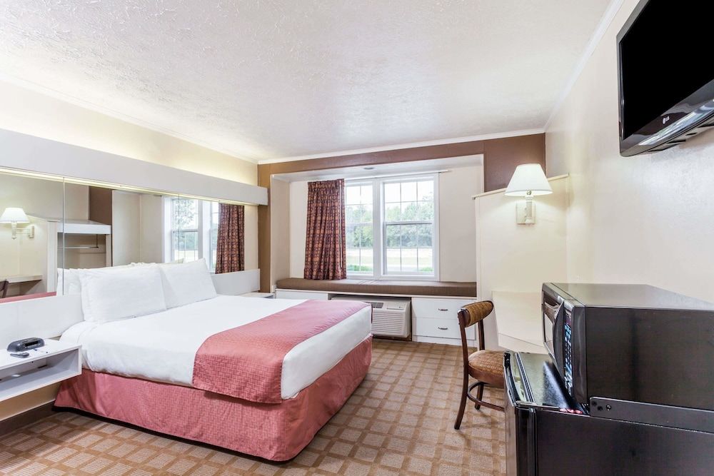 Standard Room, 1 Queen Bed, Accessible