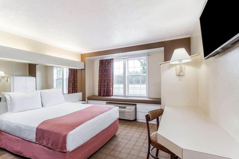 Standard Room, 1 Queen Bed