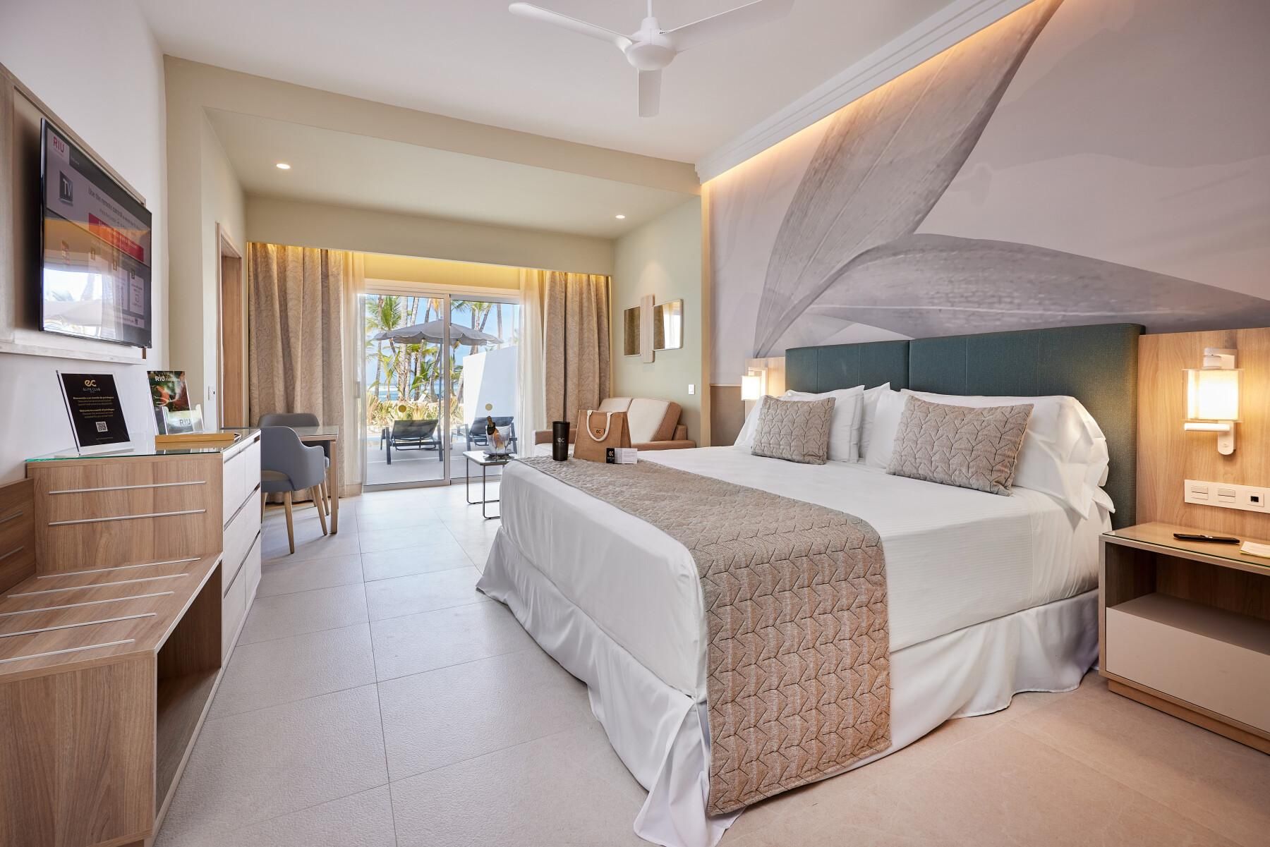 Elite Club Deluxe Ocean View Swim Up Junior Suite