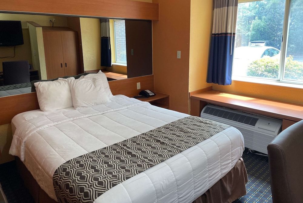 Room, 1 Queen Bed, Non Smoking (Shower)