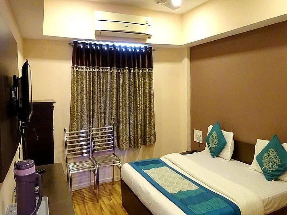 Hotel Blue moon by Sky Stays Deluxe Double Room 11