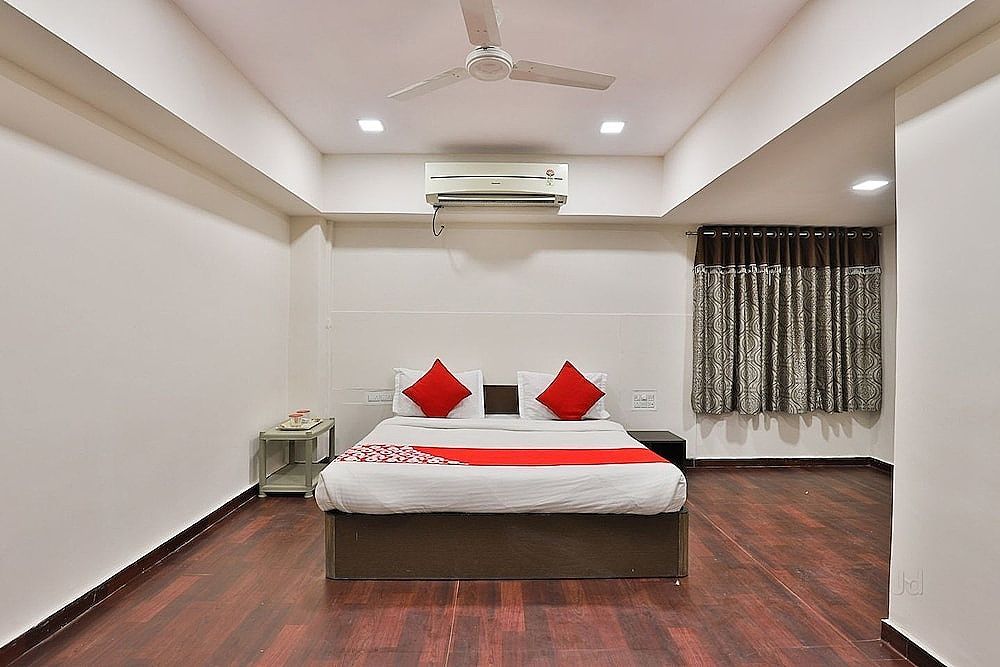 Hotel Blue moon by Sky Stays Deluxe Double Room 12