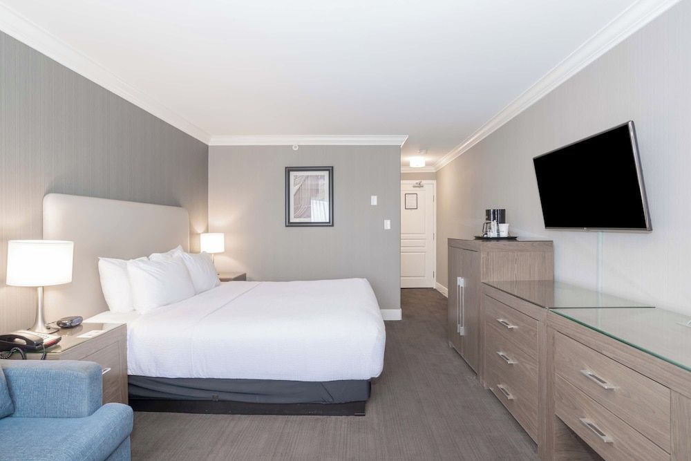 Sandman Hotel Langley Standard Room, 1 King Bed 2