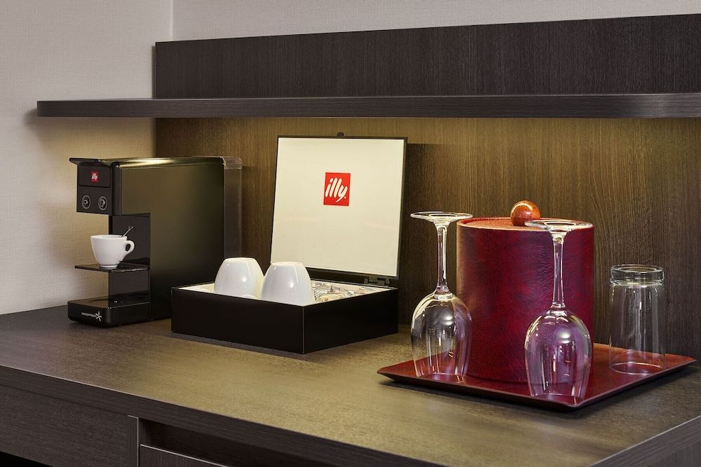 Varscona Hotel on Whyte Deluxe Room, 2 Double Beds 4