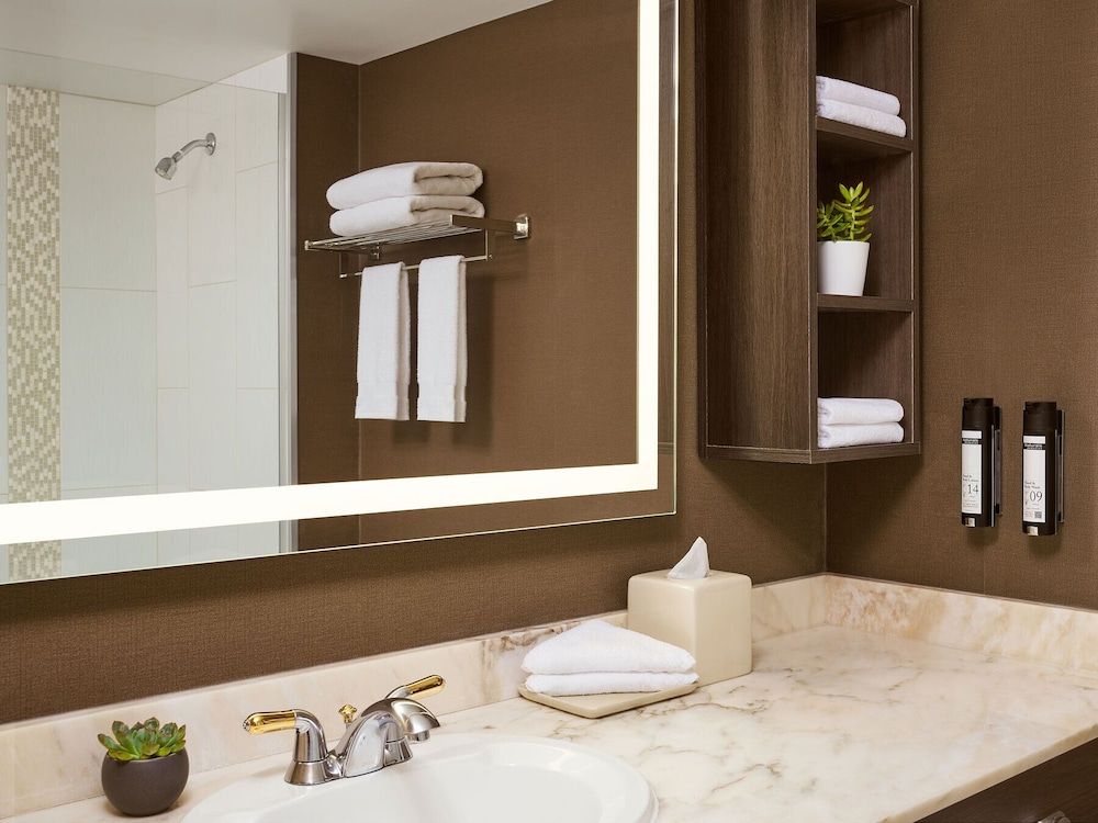 Varscona Hotel on Whyte Deluxe Room, 2 Double Beds 3