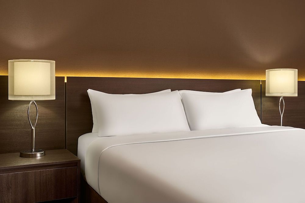 Varscona Hotel on Whyte Deluxe Room, 1 Queen Bed