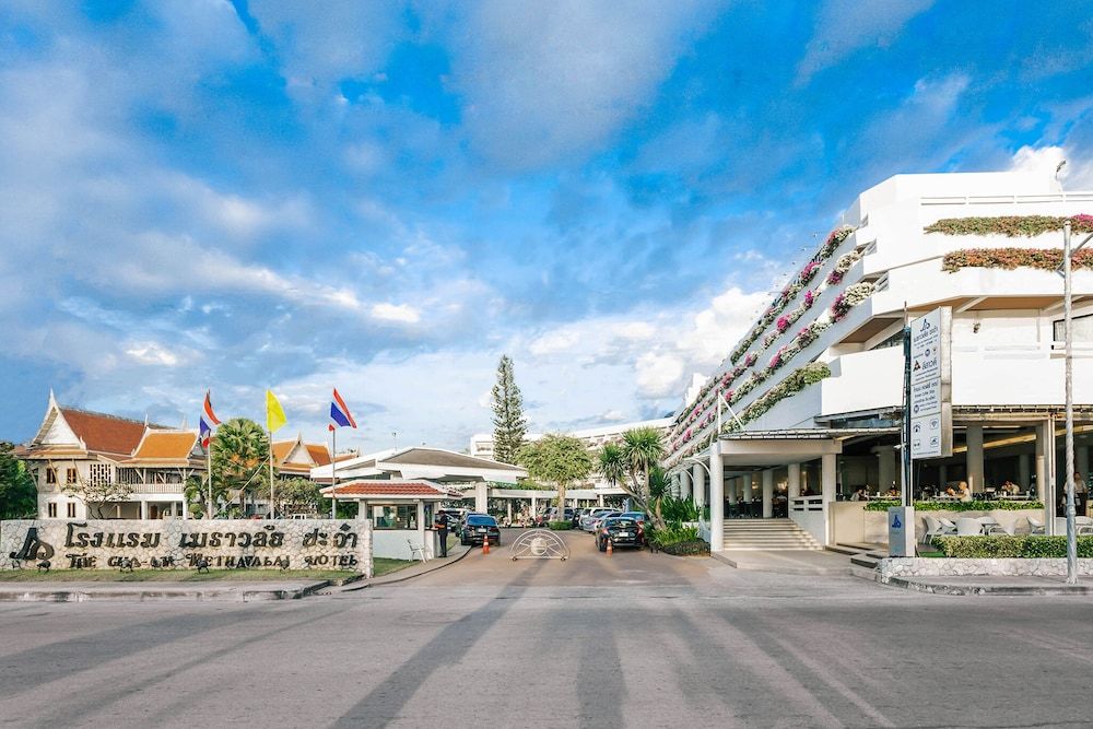 undefined The Cha-am Methavalai Hotel 8