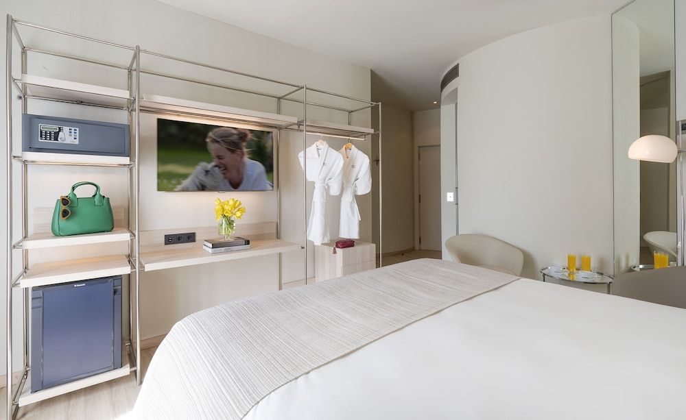 Cram Hotel Deluxe Double Room 5