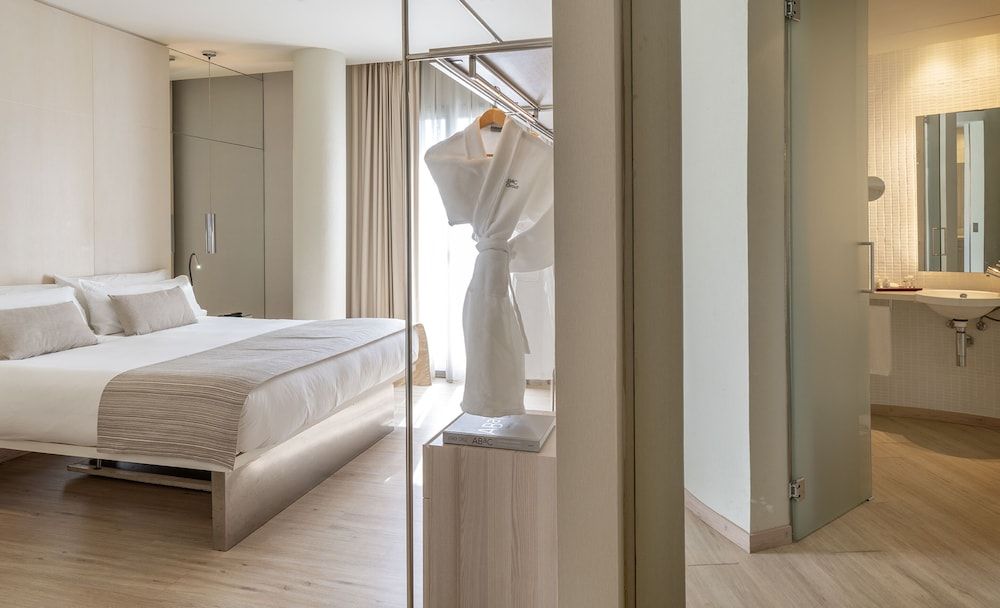 Cram Hotel Deluxe Double Room 4