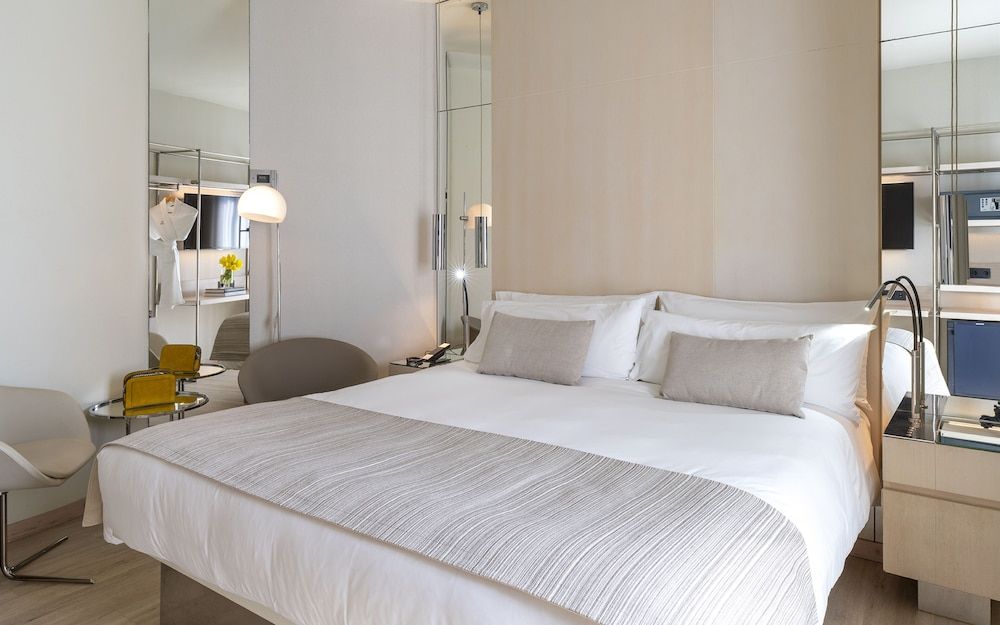 Cram Hotel Deluxe Double Room 6