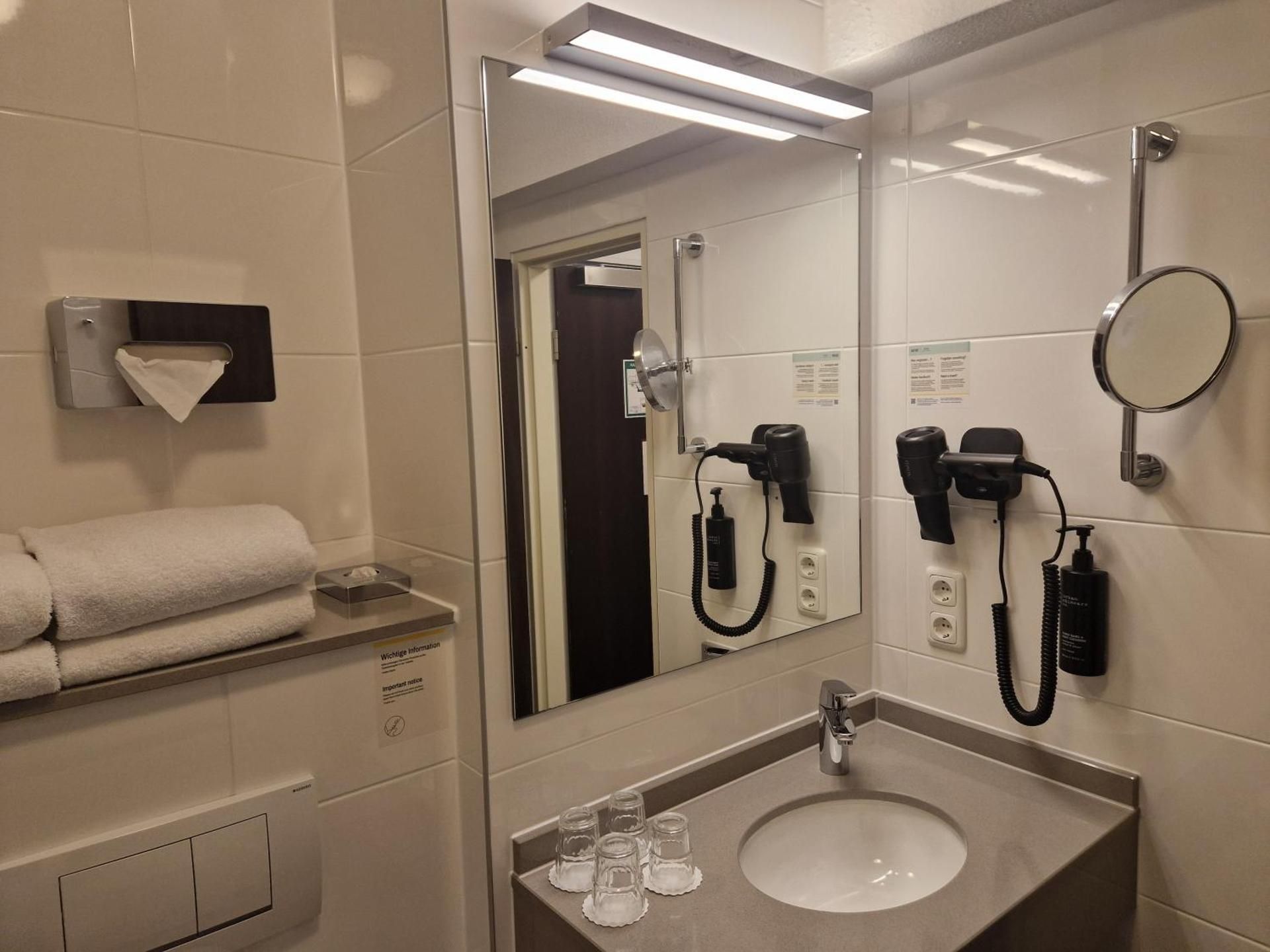 1 Bedroom Suite Twin Beds With Kitchen Area