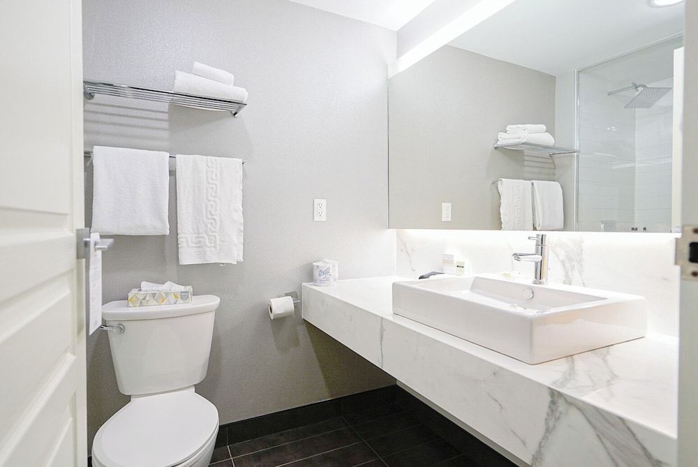 Rodd Miramichi Deluxe Room, 1 King Bed with Sofa bed 2