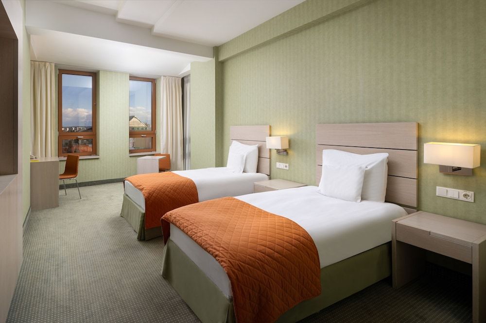 Golden Tulip Ana Tower Sibiu Standard Room, 1 Queen Bed 4