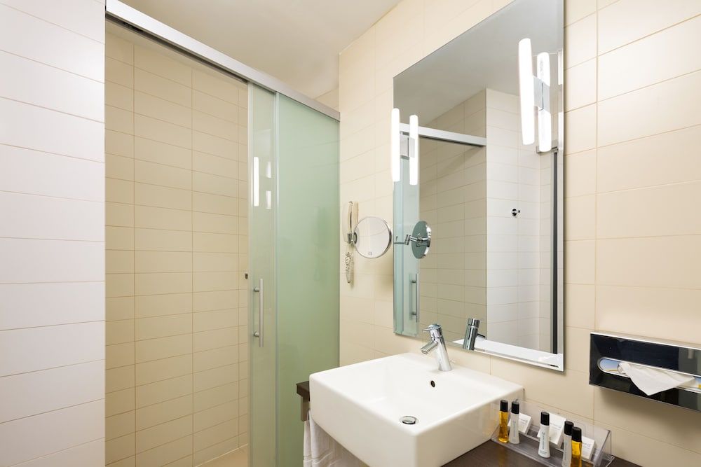 Golden Tulip Ana Tower Sibiu Standard Room, 1 Queen Bed 5