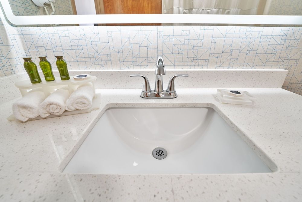 Seaport Resort & Marina Standard Room, 1 King Bed, Non Smoking 4