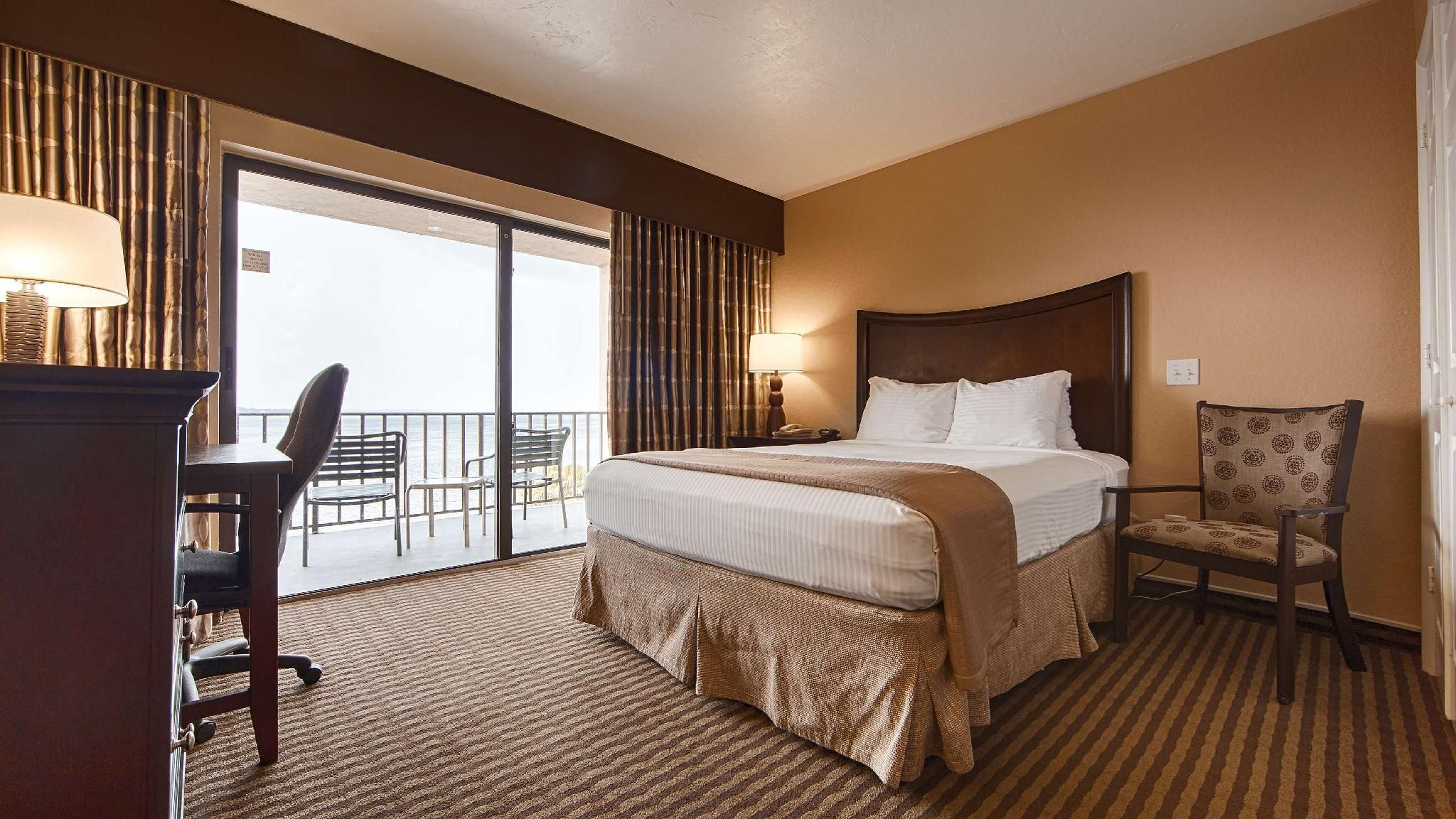 1 Queen Bed, Non-Smoking, High Speed Internet Access, Private Balcony, No View, Full Breakfast