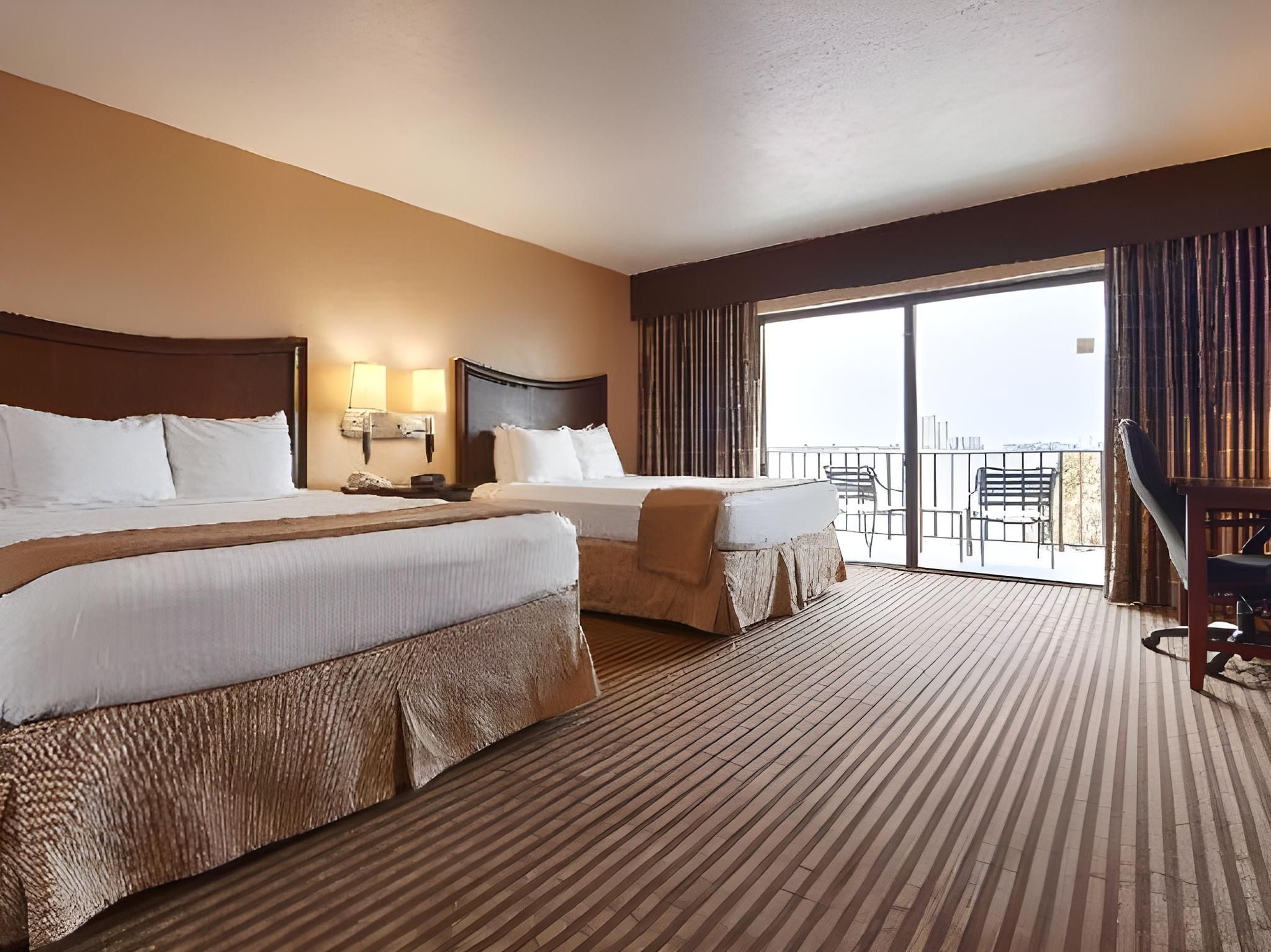 1 Queen Bed, Non-Smoking, Standard River View, High Speed Internet Access, Private Balcony, Full Bre