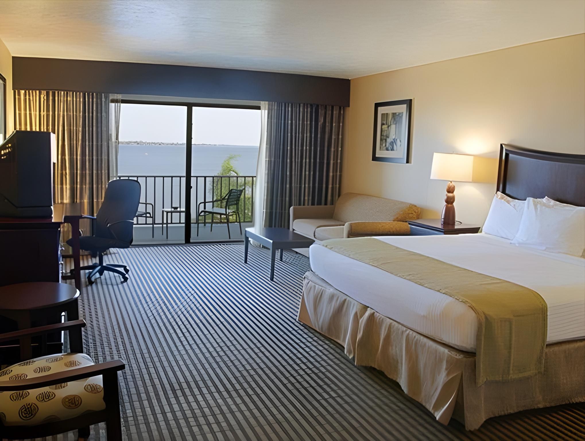 1 Queen Bed, Non-Smoking, High Speed Internet Access, Private Balcony, No View, Full Breakfast