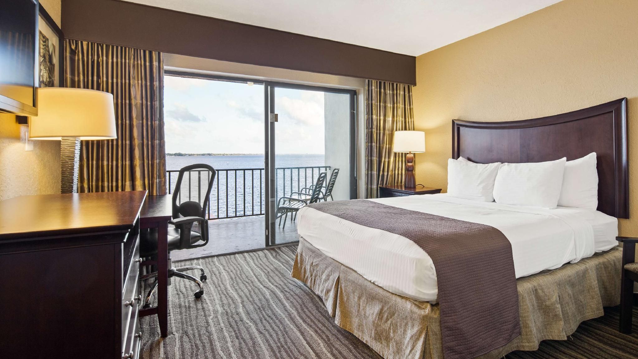 1 Queen Bed, Non-Smoking, Standard River View, High Speed Internet Access, Private Balcony, Full Bre