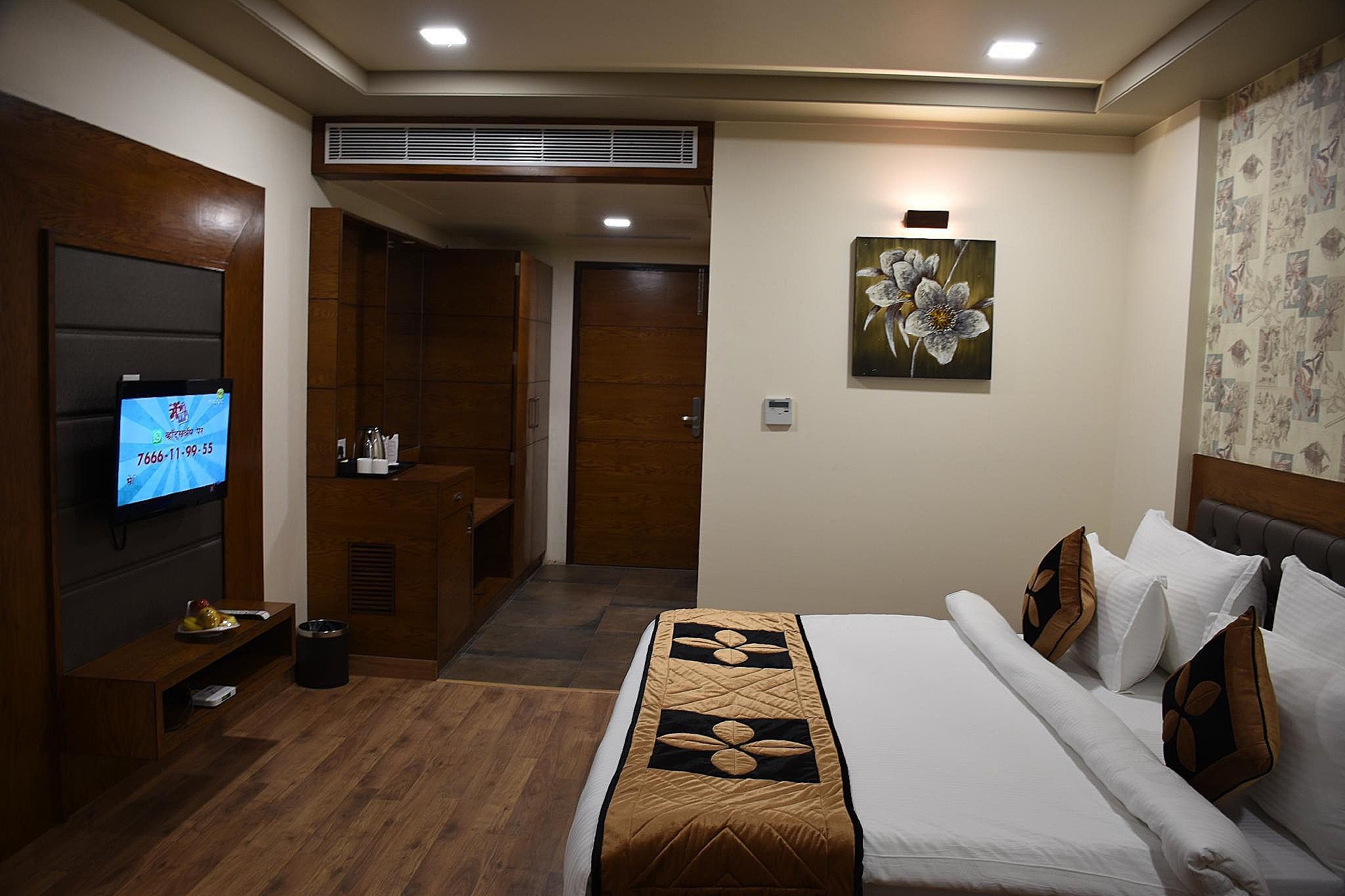 Lake Vinora Queen Room 4