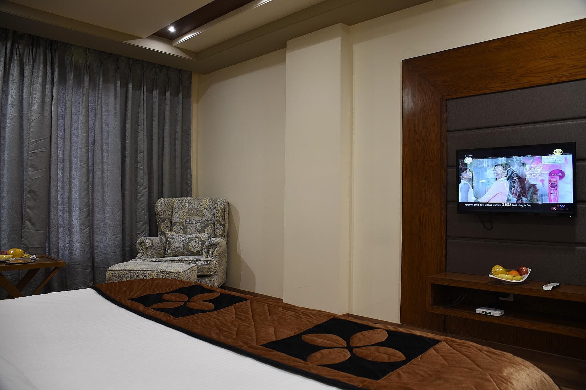 Lake Vinora Queen Room 5