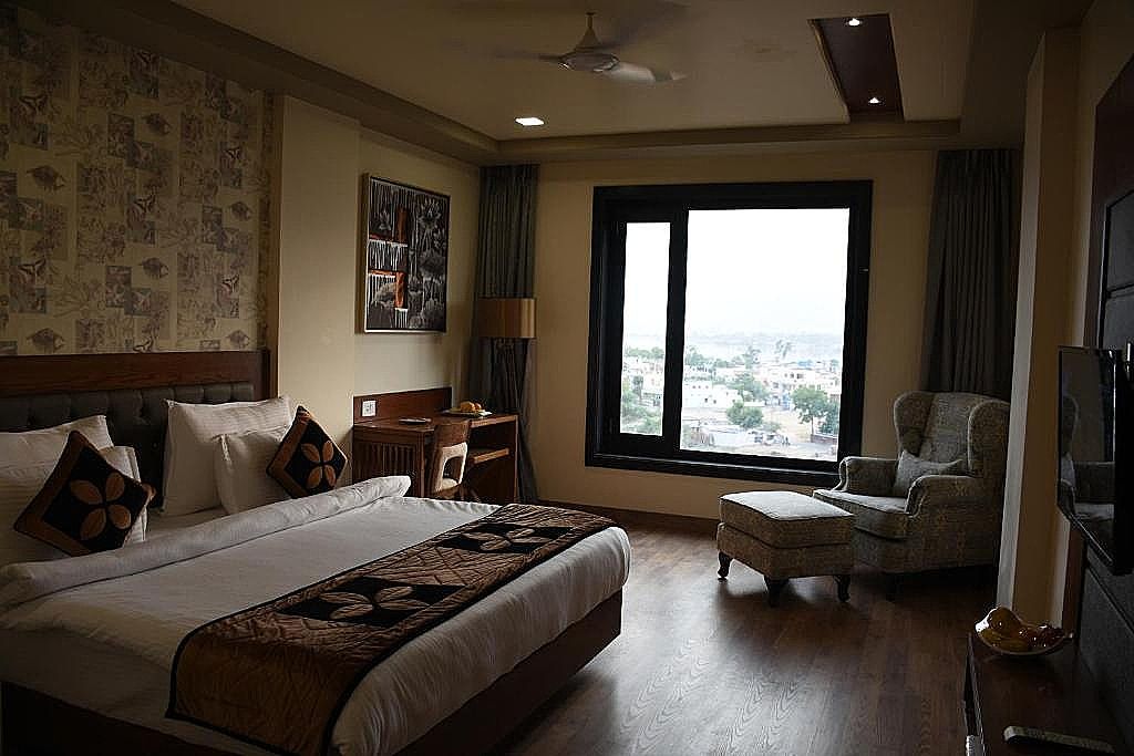 Lake Vinora Queen Room 6