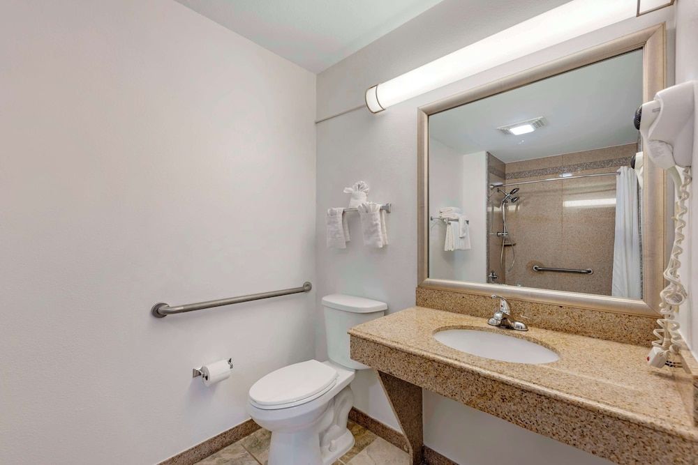 Best Western Inn of Brenham Standard Room, 2 Queen Beds, Accessible, Bathtub 3