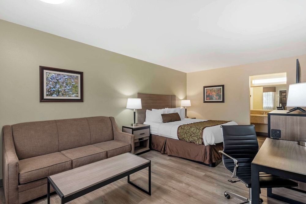 Best Western Inn of Brenham Standard Room, 1 King Bed, Non Smoking, Refrigerator & Microwave (with Sofabed) 2