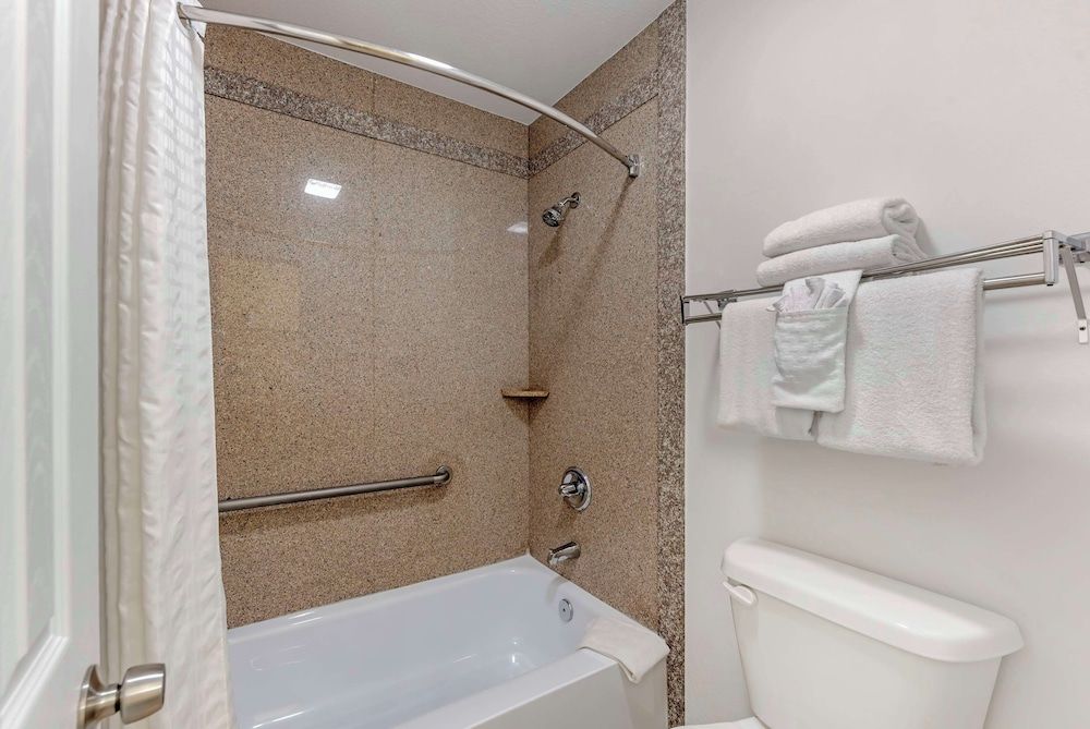 Best Western Inn of Brenham Standard Room, 1 King Bed, Non Smoking, Refrigerator & Microwave (with Sofabed) 3