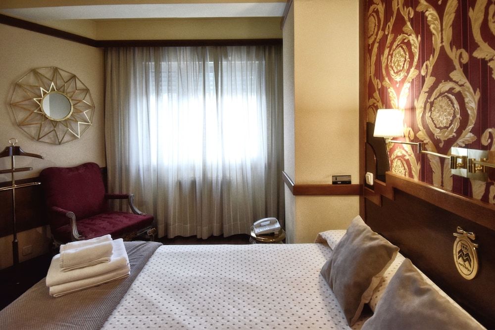 Hotel María Luisa Double Room 10