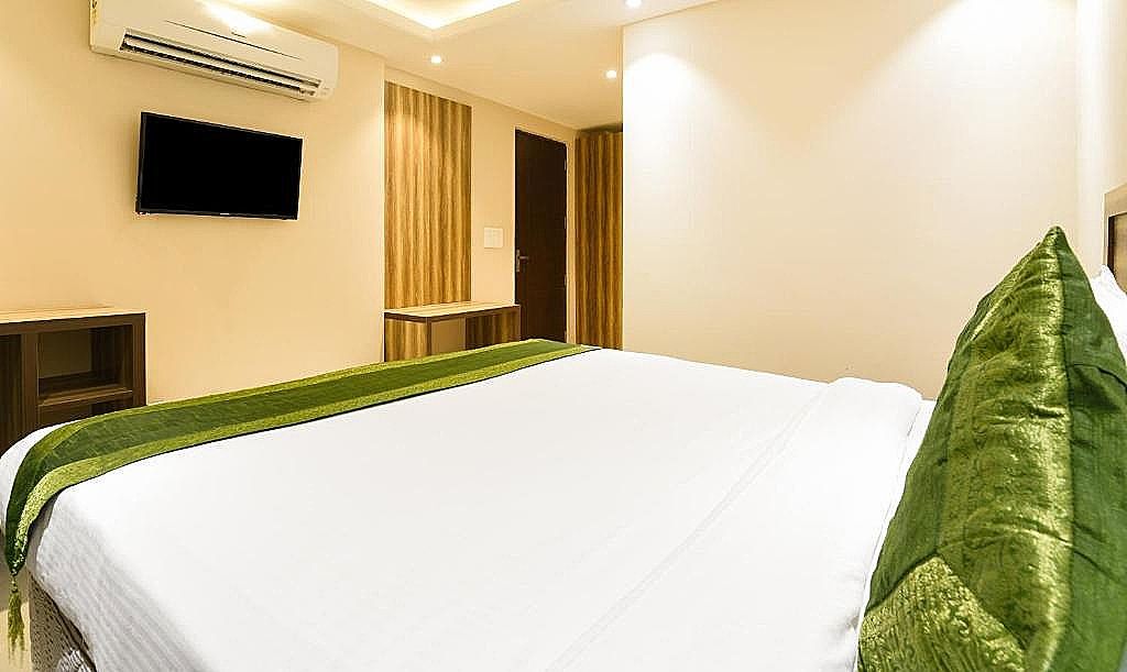 Treebo Iffco Chowk Deluxe Double Room 8
