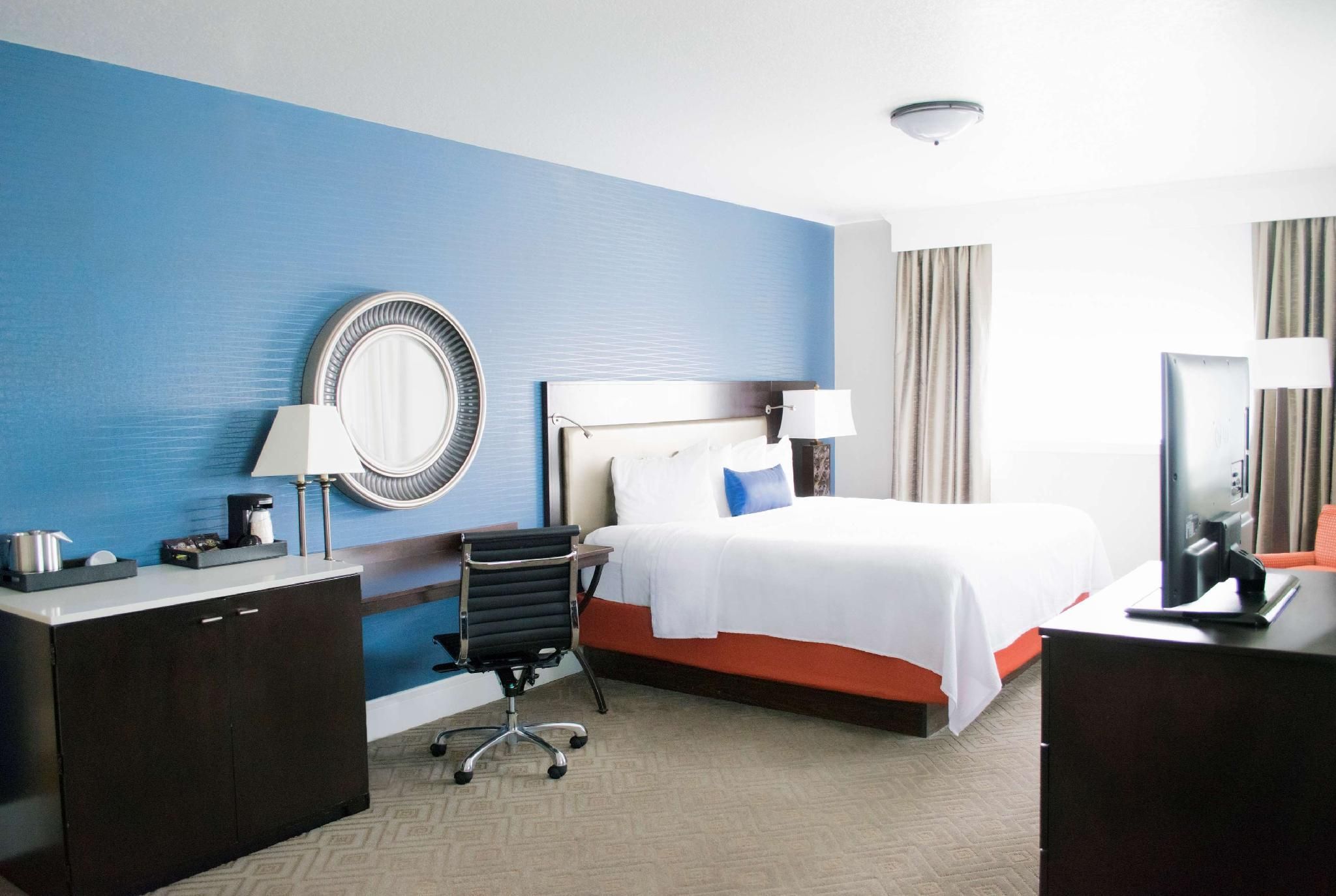 1 KING JR SUITE MOBILITY ACC W/RI SHOWER