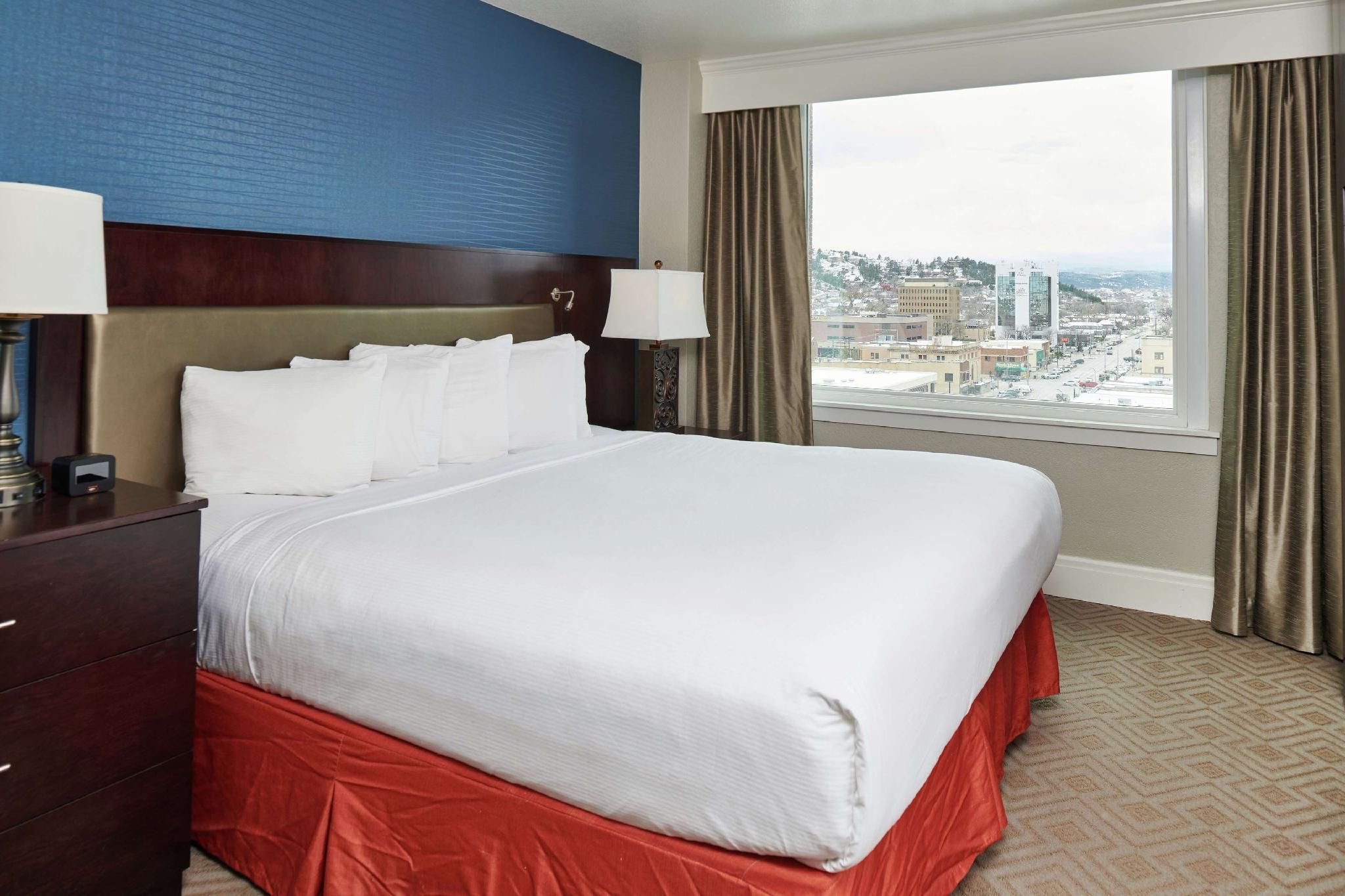 1 KING BED 1 BEDROOM SUITE W/SOFA