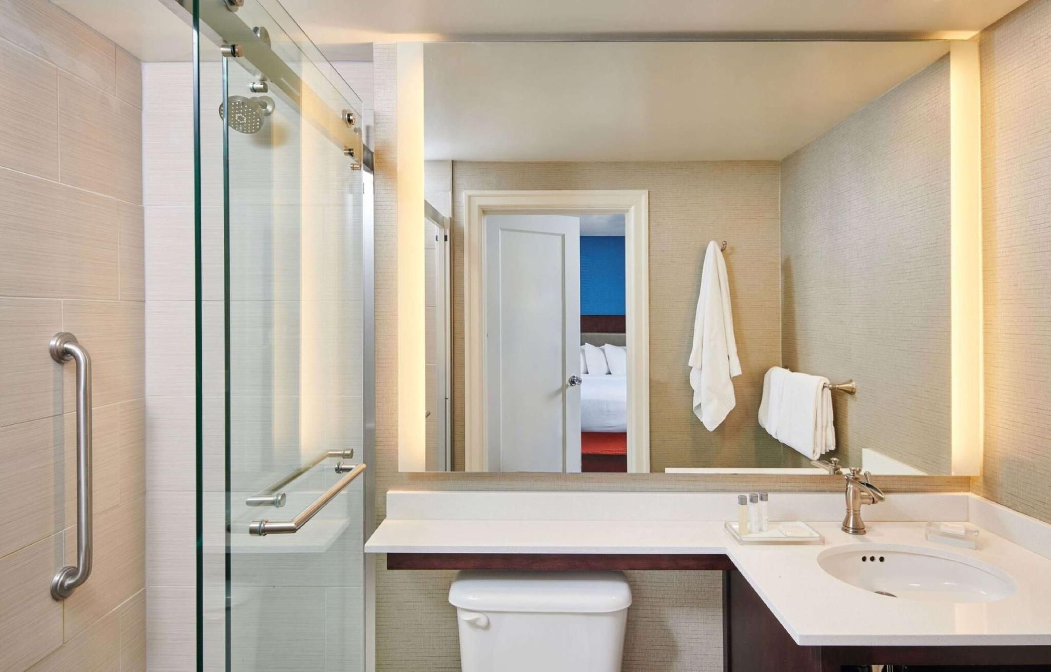 1 King Bed With 1 Person Jetted Tub