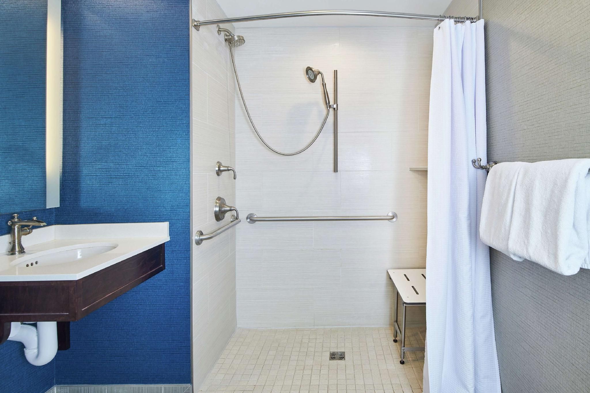 1 King Deluxe Mobility Accessible With Tub