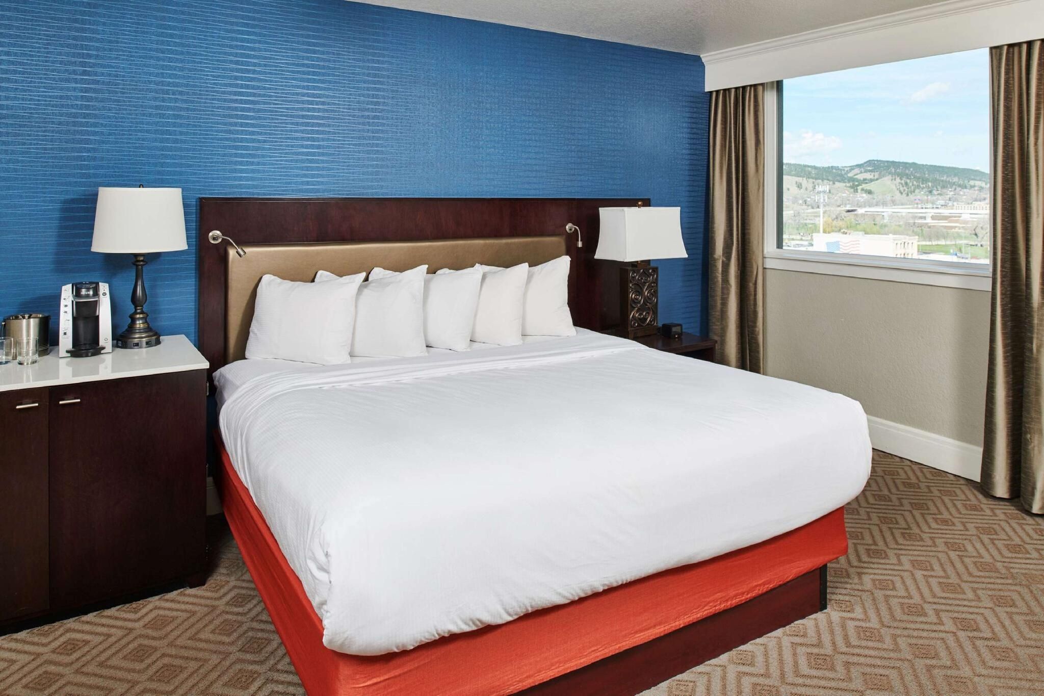 1 KING BED 1 BEDROOM SUITE W/SOFA