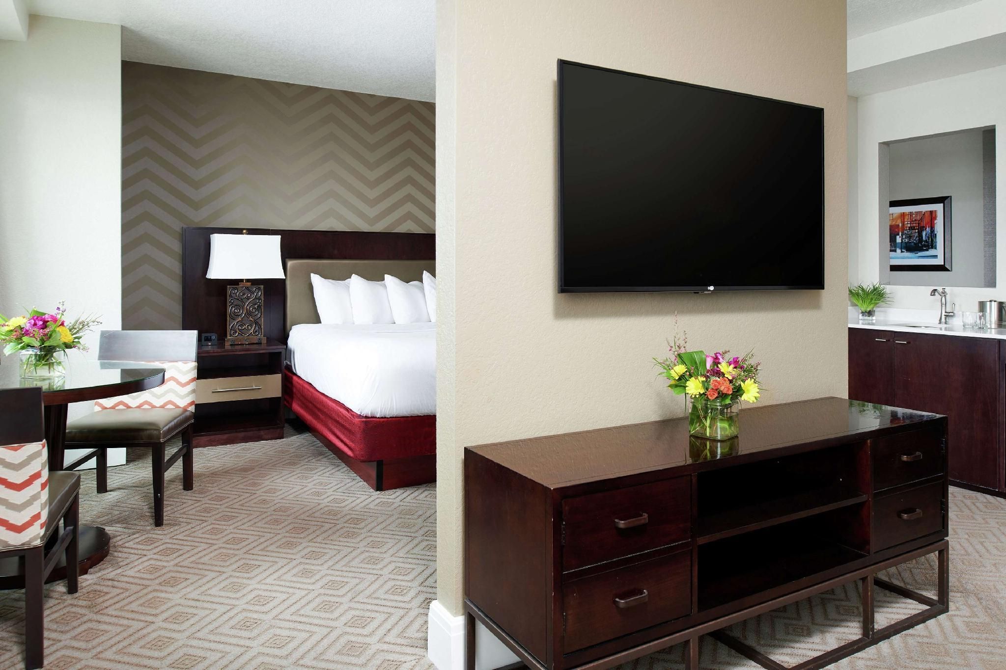 1 King Bed With 1 Person Jetted Tub